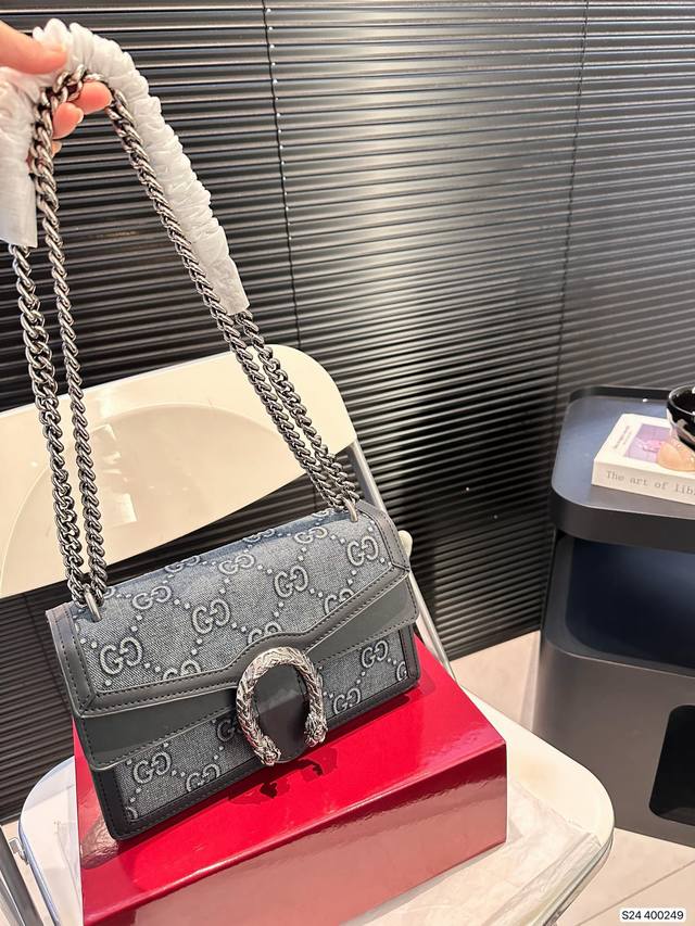 Paired with a folding box, Gucci's new cool denim wine god has just arrived this season. The new products are very classic and retro! The texture and color of denim with double G jacquard denim fabric The color is very nice! Size: 25 15 Item Number: