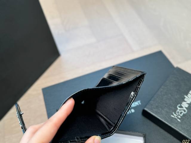 The latest model of Saint Laurent YSL counter with box matching has made a hot debut! Exquisite workmanship, comparable to a counter! Multi functional small wallet card bag with multiple card slots is a fashionable and beautiful must-have, super prac