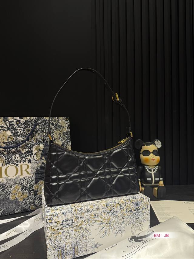 Paired with a folding box, Dior Crescent Underarm Bag, D Home Hobo Underarm Bag. The newly released Hobo is very cute! It's really low-key but inadvertently shows a sense of luxury! It feels very comfortable to carry! Size: 23 13: