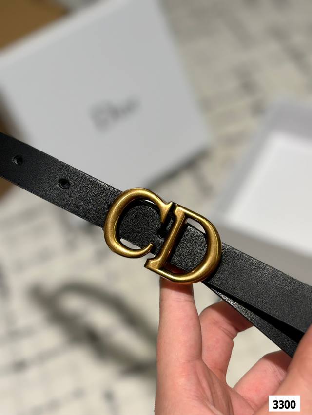 The original cowhide Cd belt with matching box has been very popular recently! Cowhide leather! Complete packaging! The belt belongs to it! Dior belts are exquisite and fashionable. Please note the size when placing an order: