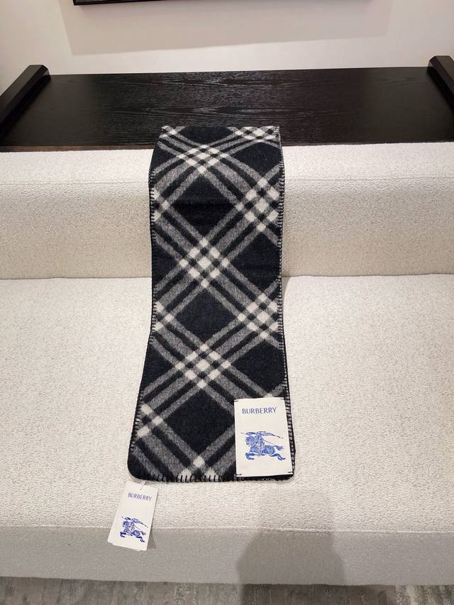 Gift box+5 Burberry plaid scarf is really amazing! Fashionable, unique, and warm with a perfect concave design to create an atmosphere. Don't miss out if you love personalized fashion! 100% sheep wool soft touch