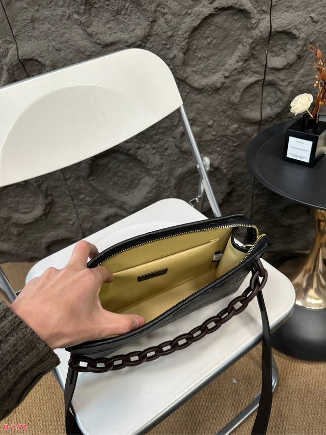 Lv embossed toiletry bag shoulder bag is a must-have for daily travel. It has a large capacity and good appearance. Online size: 26.20cm