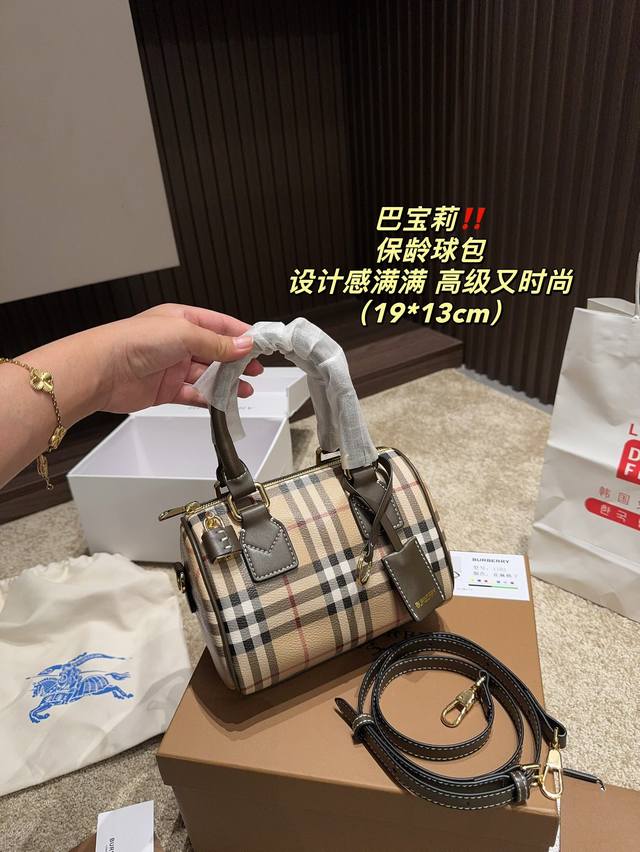 Featuring a foldable box size of 19.13, this Boston bowling bag has become another masterpiece of Burberry due to its unique design and practicality. Featuring a checkered pattern and a foldable box size of 19.13, this Boston bowling bag has become a