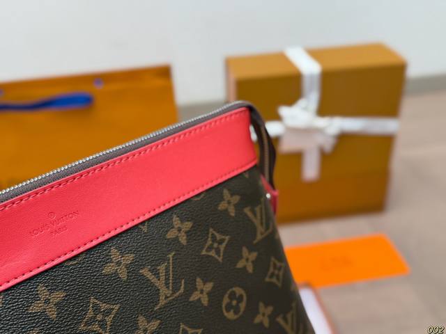 Lv's new hand-held bag comes with a box that is loved for daily use. It is versatile, classic, and simple in size 29 19 :