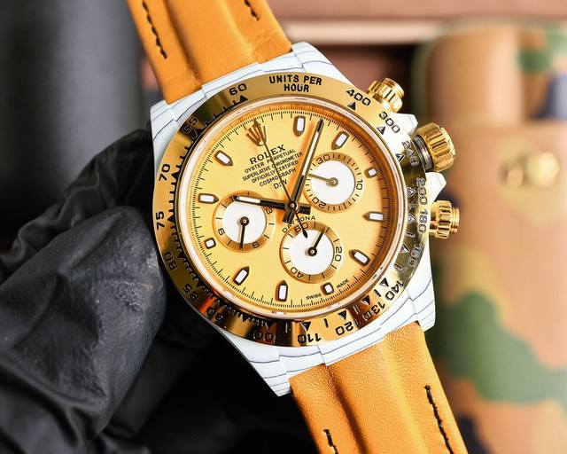 The carbon fiber customized version of the Rolex Universe Chrono Daytona series from Tw factory is not only lightweight to wear, but also has a hard exterior. And each watch has a unique carbon fiber patterned material. Case watch size 40X12.4 matche