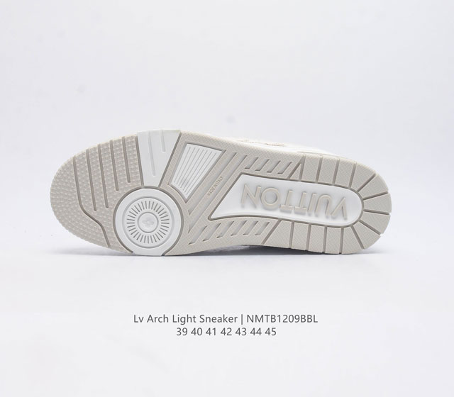 Louis Vuitton Lv board shoes are fashionable sports shoes with a trendy thick sole and height increasing men's shoes. They are comfortable, non slip, and versatile, dominating the entire fashion and entertainment industry. The details of the shoe are