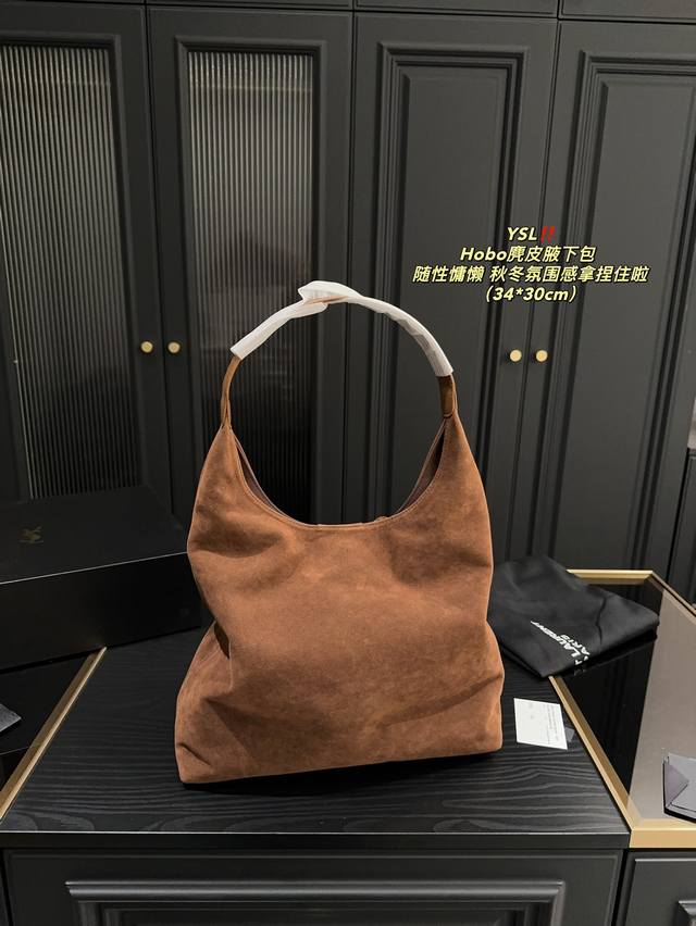 Equipped with a folding box size of 34.30, the Yves Saint Laurent Hobo suede armpit bag is simple and unique, full of design sense. It can create a lazy and casual atmosphere for commuting on the street. The interior space is large. Equipped with a m