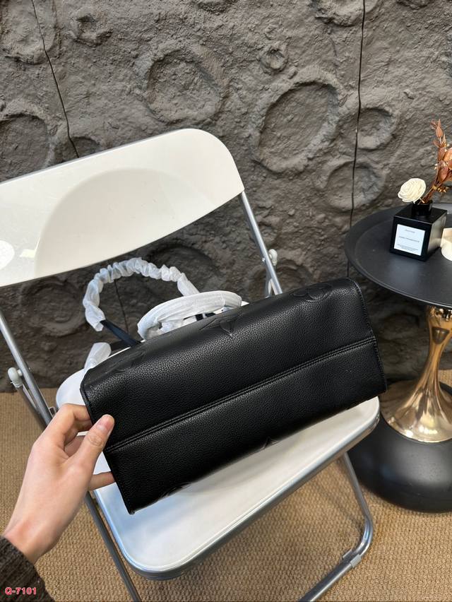 The Lv Onthego handbag tote bag is a cost-effective item that is very practical in both design and appearance. The large logo is super fashionable and not easily deformed, and the upper body has a great temperament. Size: 34.27cm: