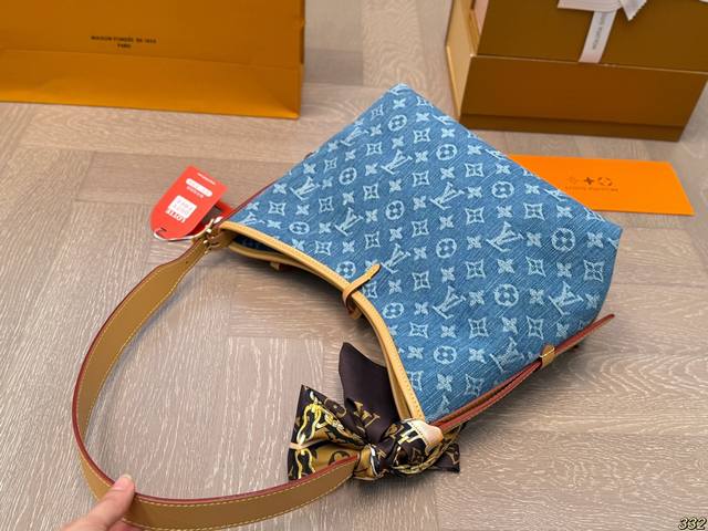 The variable code chip airplane box, Lv Carryall jeans tote bag, is simply Rocket. Well, it's casual and advanced style, and it can be matched with a durable and practical style. It's so wonderful. The blue flower style is super easy to match with ev