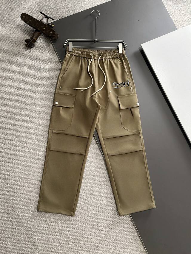 The next day, Gucci will ship the new elastic band casual pants for autumn and winter 2024. The custom-made fabric at the counter has high breathability and comfort, impeccable details, and brand element design concepts, reflecting high quality. Deli