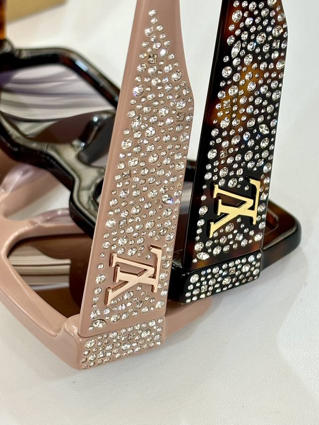 Louis Vuitton * Model: Z2396E Size: 54 ports 22 145