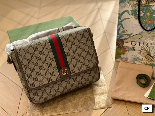 Gucci Men's New Postman Bag Comes with a Box, Suitable for Men's Daily Commuting Match, Can Hold iPad Wall Crack Recommended 29 * 17: