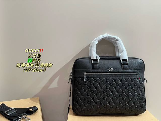 Pure leather size 37.28, cool and stylish Gucci briefcase exudes a low-key, steady and elegant atmosphere! The design is quite broad and stylish! The more you use it, the more it will precipitate! More low-key and steady!! Can be carried on one shoul