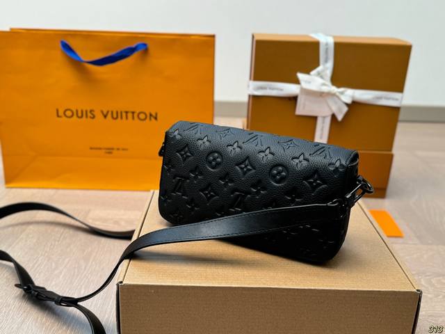 The latest spring and summer Montsouris series men's small messenger bag with a square and long bag shape that has a bit of a French stick smell. The overall All Black design is really cool