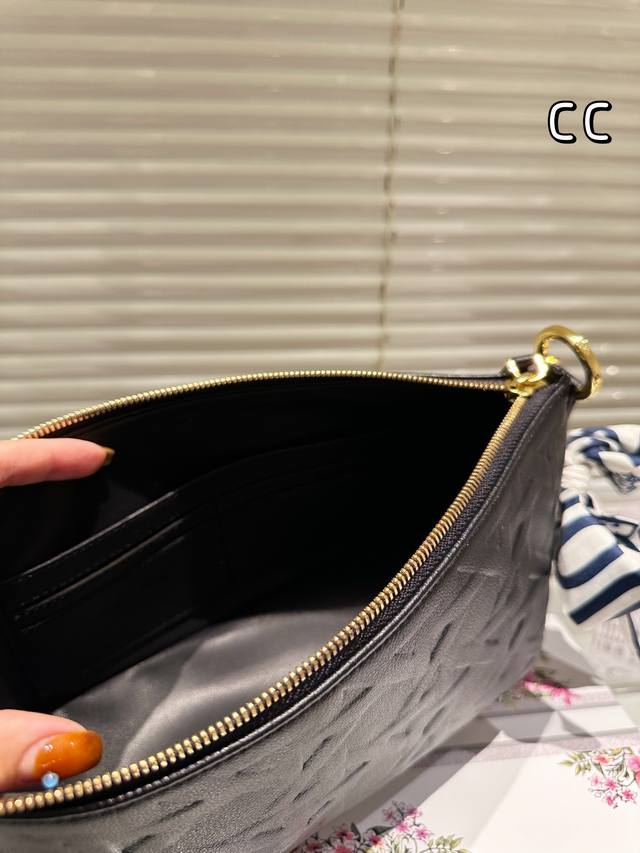 Leather version of Dior Hobo chain handbag with white leather press