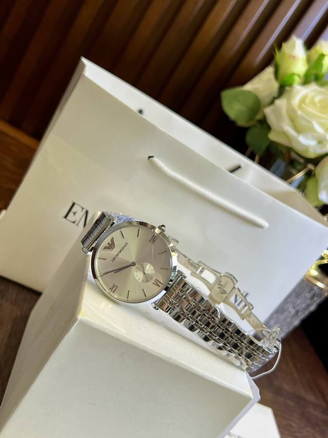 FFFH picture of the same 25 Armani three needle men's watch with full packaging is strongly back in stock. Those who have sold it know how popular this series is. Don't worry about sharing pictures, there is a large amount of stock available, and it