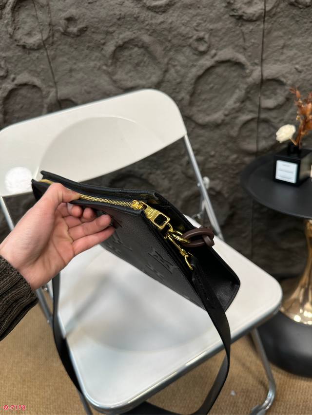 Lv embossed toiletry bag shoulder bag is a must-have for daily travel. It has a large capacity and good appearance. Online size: 26.20cm