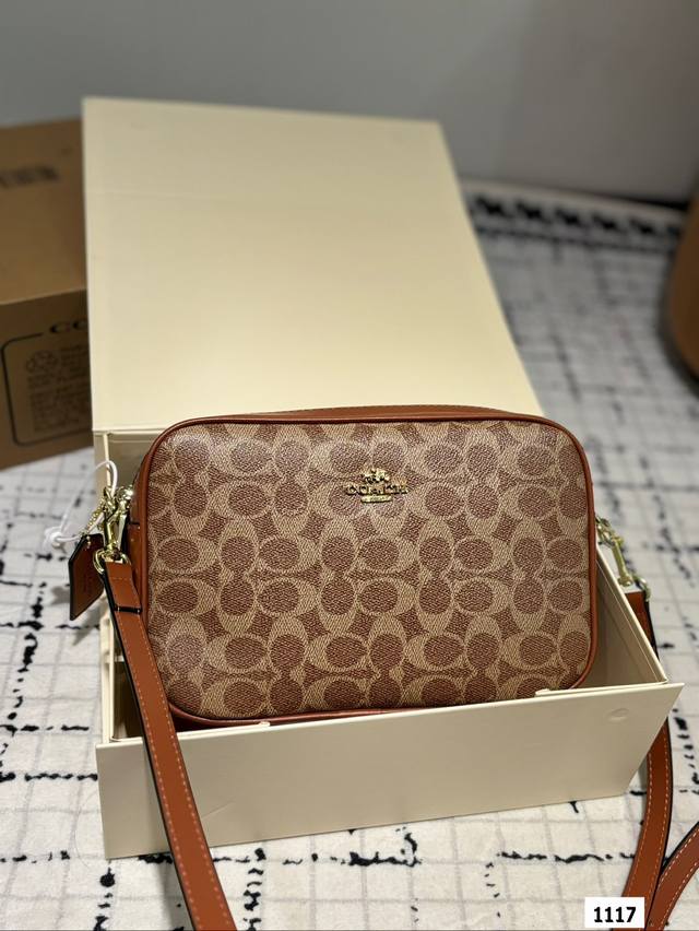 The box size is 24.15, and the Coach double zipper camera bag has a full turn back rate. It is elegant, fashionable, simple, high-end, and very versatile