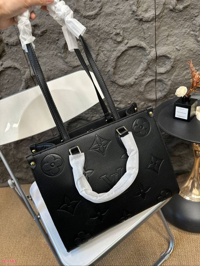 The Lv Onthego handbag tote bag is a cost-effective item that is very practical in both design and appearance. The large logo is super fashionable and not easily deformed, and the upper body has a great temperament. Size: 34.27cm: