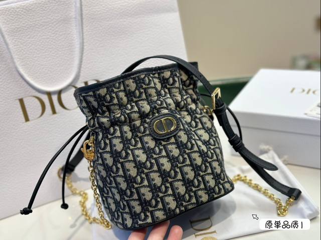 The front of Dior's new product comes with a vintage gold finish metal CD logo, paired with a drawstring compartment for storing various daily items. Paired with an adjustable chain shoulder strap adorned with leather straps, it can be carried, slung