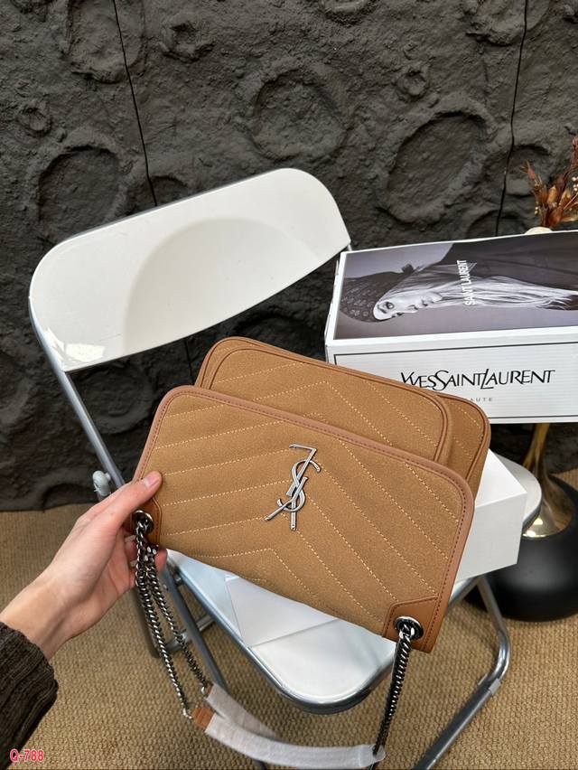 The full set of packaging for duty-free shops measures 25.20cm in size. Ysl messenger bag is made of frosted leather, which is highly popular this year. The Saint Laurent flip messenger bag is recommended for self preservation. The YSL Niki counter h