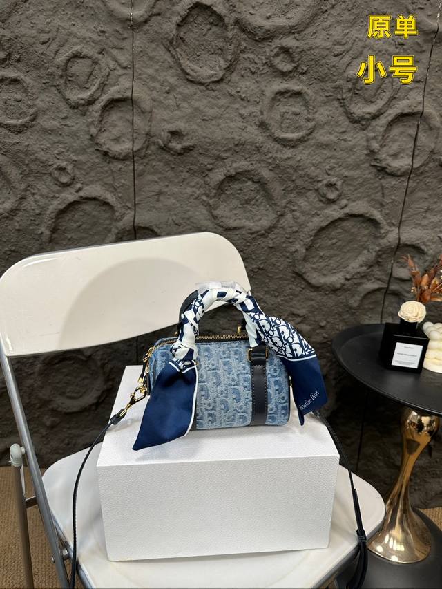 Paired with a folding box, the original Dior denim denim pillow is such a beautiful denim bag that even straight women of steel should be attracted. Denim color is the pioneer of the fashion industry, and everyone knows that it can fit and be durable