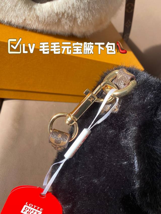 Paired with a folding box Lv Mao Mao Yuanbao armpit bag and an extension strap, it can be worn on one shoulder or diagonally, making it really easy to move around, soft and casual, and easier to match. I really fell in love at first sight. Don't be f