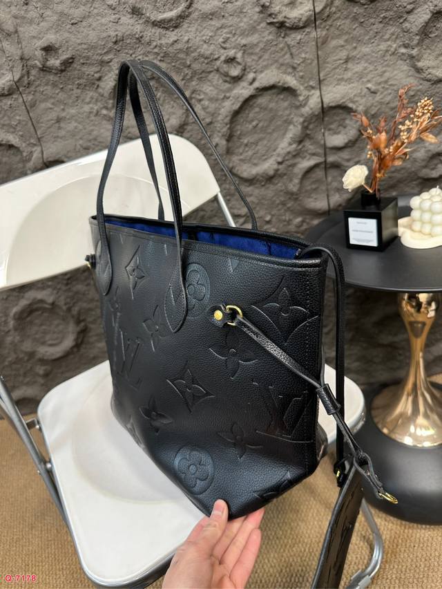 Before the Lv Neverfull shopping bag, I couldn't get the beauty of the classic NF bag. Lv's most classic bag can be said to be the most classic bag and the first luxury bag for many sweet potato babies