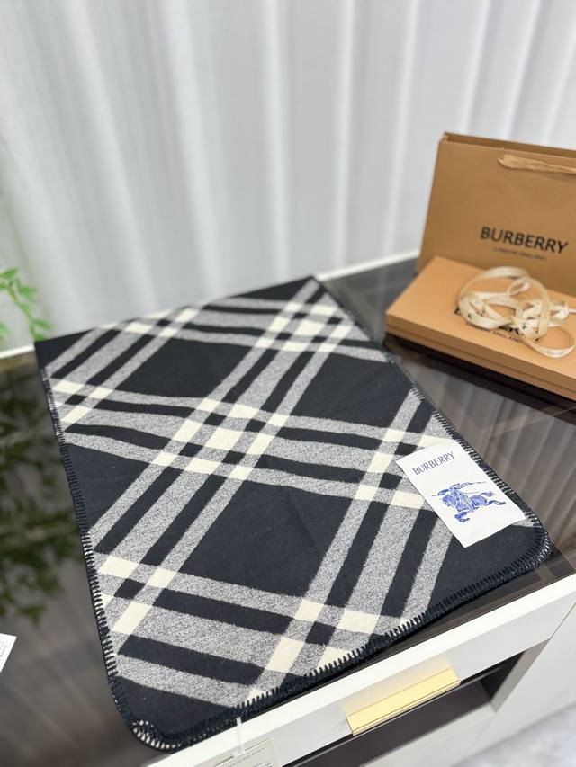 Comes with a box tote bag, Burberry Equestrian Knight logo, carpet edge, sewn wool scarf. Who hasn't owned this warm scarf yet? Double sided cashmere scarf, decorated with a new season plaid pattern