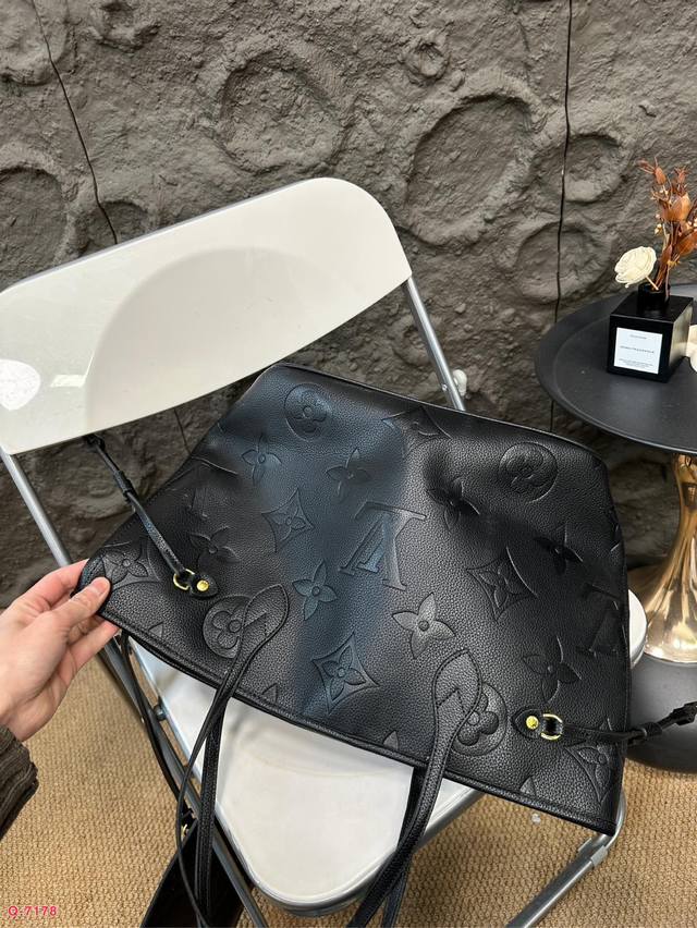 Before the Lv Neverfull shopping bag, I couldn't get the beauty of the classic NF bag. Lv's most classic bag can be said to be the most classic bag and the first luxury bag for many sweet potato babies