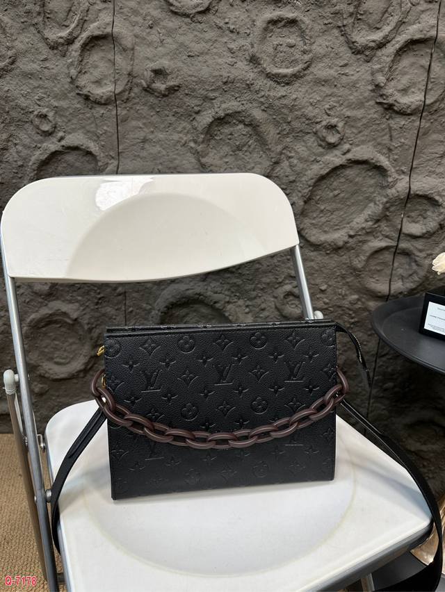 Lv embossed toiletry bag shoulder bag is a must-have for daily travel. It has a large capacity and good appearance. Online size: 26.20cm