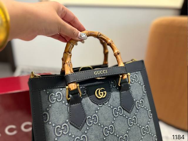Box size 26.23 Cool Bamboo Knot Tote Bag Gucci easily interprets retro fashion bag shape is quite wide, simple but not simple, does not require too much decoration, daily matching with suits and t-shirts can fully reflect the sense of luxury
