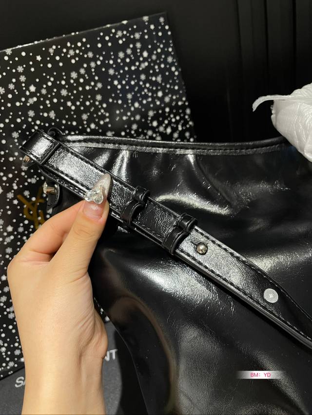 The Ysl Saint Laurent Water Tote comes with a box that you can easily spot at a glance. The extremely simple design of the Juejuezi, with a small hanging logo, is comfortable and eye-catching. The length of the shoulder strap can be adjusted freely,