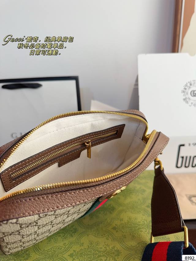Comes with a gift box Gucci's new camera series Danning is really cool. In addition to its original elegance and retro style, it has become more fashionable and youthful. The black denim is slightly worn out. As a complete denim enthusiast, this seri