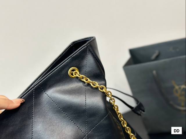 Paired with Ysl's new Jamie large handbag, the fashionable spark ignites instantly. The exquisite design of handbags not only perfectly stores your daily needs, but also showcases a lifestyle attitude. Relaxation is moderate, both elegant and full of