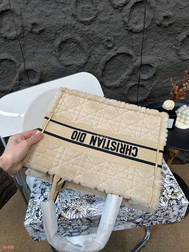 The large and medium-sized Dior tote autumn and winter fur collection is so cute, with a plush texture that touches the heart. The super beautiful black fur makes the entire bag very eye-catching, with a large capacity design and a concave shape arti