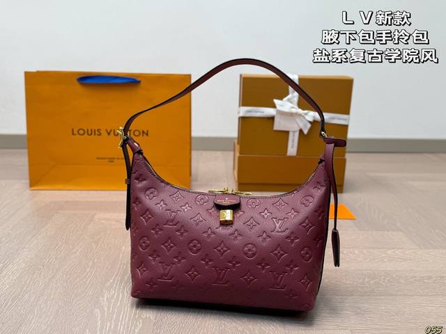 Lv's new underarm handbag is a rare salt retro college style super brand with a particularly stylish upper body. It's a beautiful girl who likes it. Hold it tightly and keep it for yourself. Size: 26 17: