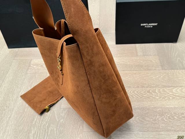 Paired with Saint Laurent Ysl Underarm Bucket Bag, this popular hobo underarm bag features a simple yet sophisticated design. The Ysl metal logo adds a balance of rigidity and softness to the bag, creating a fashionable collision. Ysl Saint Laurent S