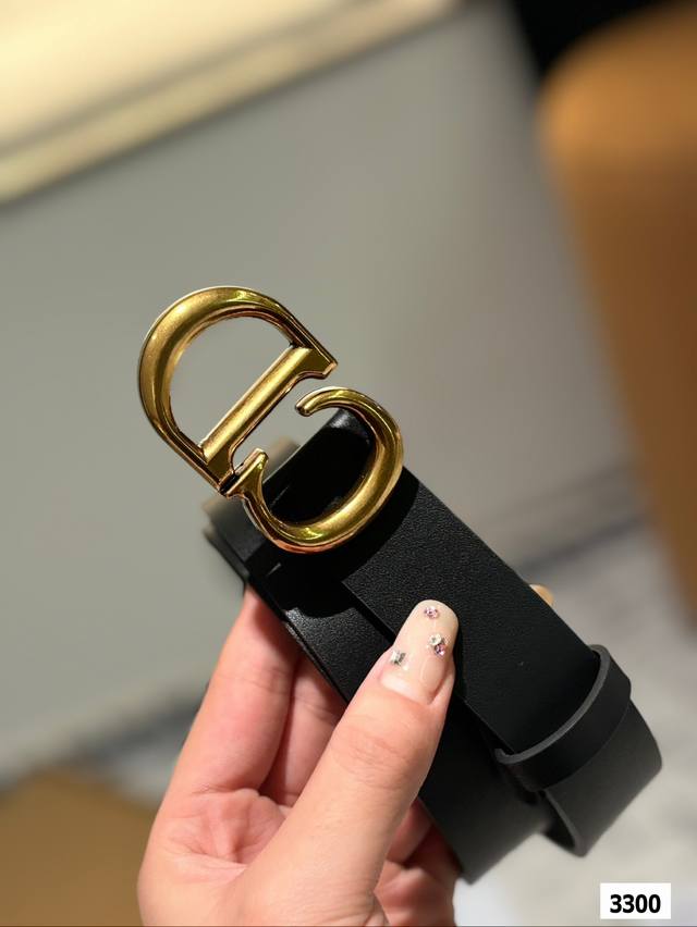 The original cowhide Cd belt with matching box has been very popular recently! Cowhide leather! Complete packaging! The belt belongs to it! Dior belts are exquisite and fashionable. Please note the size when placing an order: