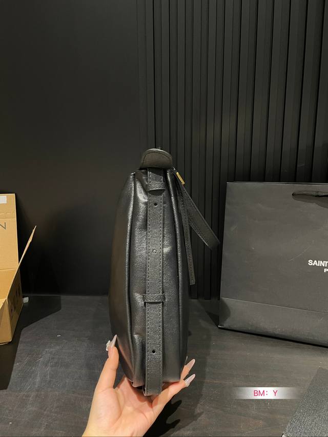 Cowhide Ysl Saint Laurent armpit bag is very textured cool and cute is a must for every girl who pursues beauty Size 40 * 30