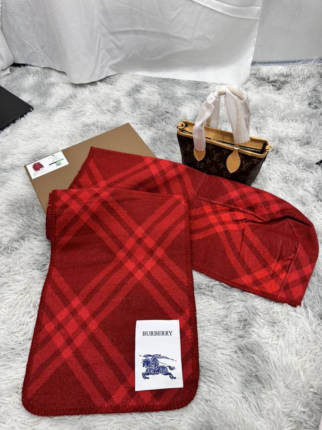 New scarf, Burberry. Original beautiful item, classic explosive item, returns to the forefront. Burberry's new imported Nepalese cashmere top embroidery scarf is definitely a screaming quality fashion brand's top design Essential high-end products fo