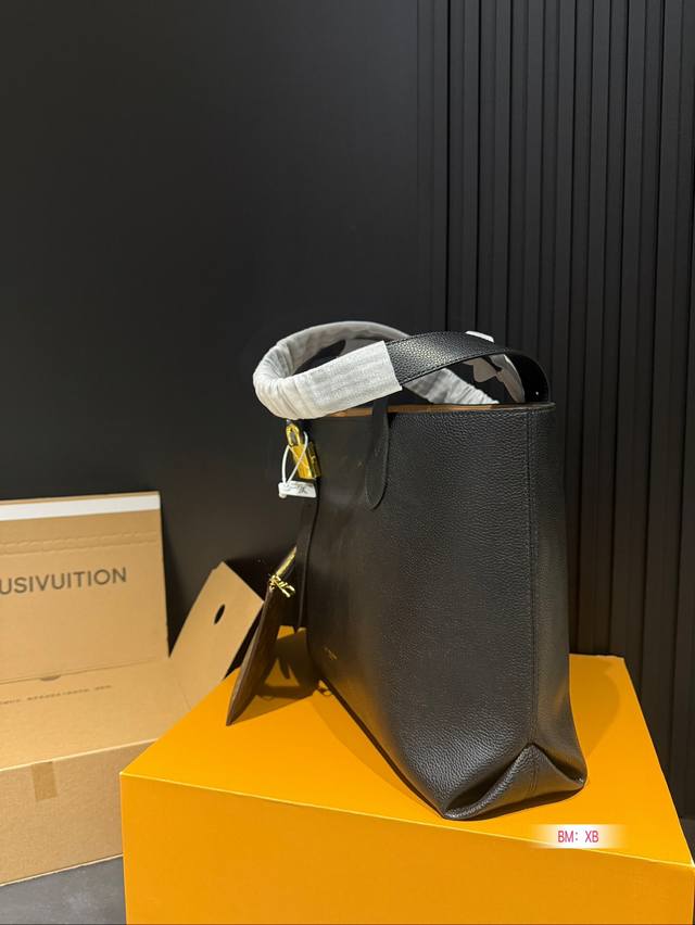 Chip version with folding gift box Lv lock head armpit new product launched tote bag, the end of the looseness is the soft cowhide material of hobo, and the detailed design of the lock head presents a lazy yet exquisite French style