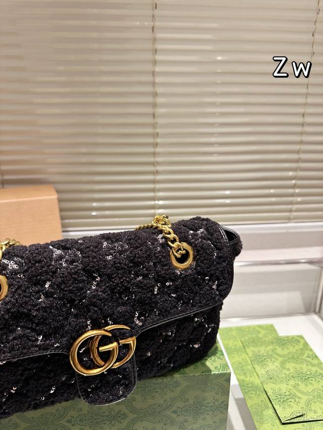 Gucci 27Cm Gold Velvet Gucci Velvet Marmont This product is absolutely amazing. It looks great in real life and I don't know how to describe it. It can be said to be super personalized yet super easy to carry! Size 27cm complete gift box packaging: