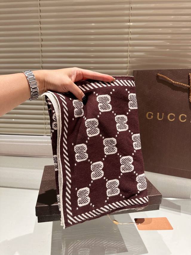High end cashmere scarf gift box packaging Gucci classic scarf made of genuine materials! This scarf is suitable for spring, autumn, and winter! It looks great as a shawl! Brighten skin tone! The upper body effect has a very strong aura, with a soft