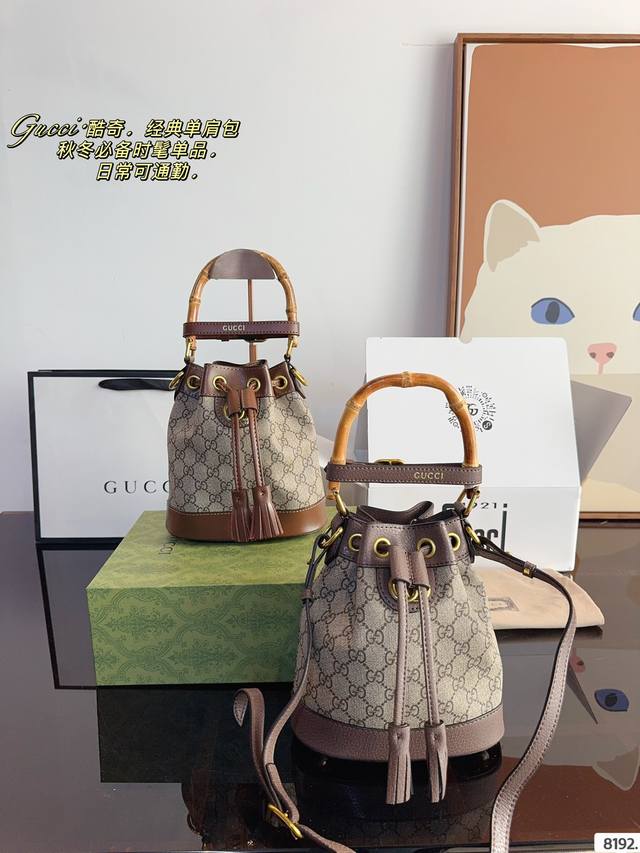 Comes with a gift box Gg bamboo handle bucket bag with interlocking double g logo GG mini bucket bag decoration. Gucci traces its brand back to the luxury travel trend of the 1920s and continues to explore its leather goods collection. This beige and