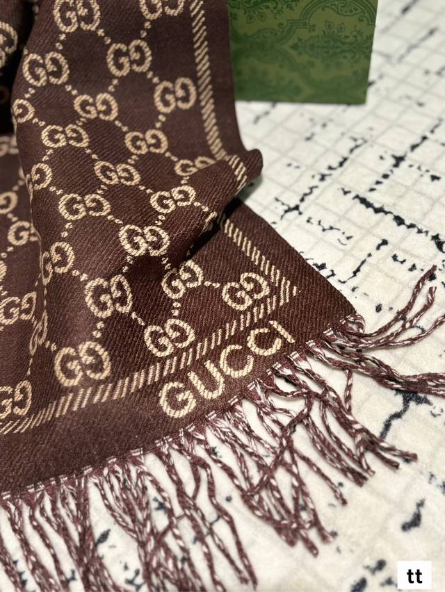 Comes with a gift box The most gentle color scheme of Gucci scarf is a cashmere scarf with a great atmosphere. Don't you want to order such a beautiful scarf now