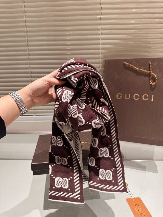 High end cashmere scarf gift box packaging Gucci classic scarf made of genuine materials! This scarf is suitable for spring, autumn, and winter! It looks great as a shawl! Brighten skin tone! The upper body effect has a very strong aura, with a soft