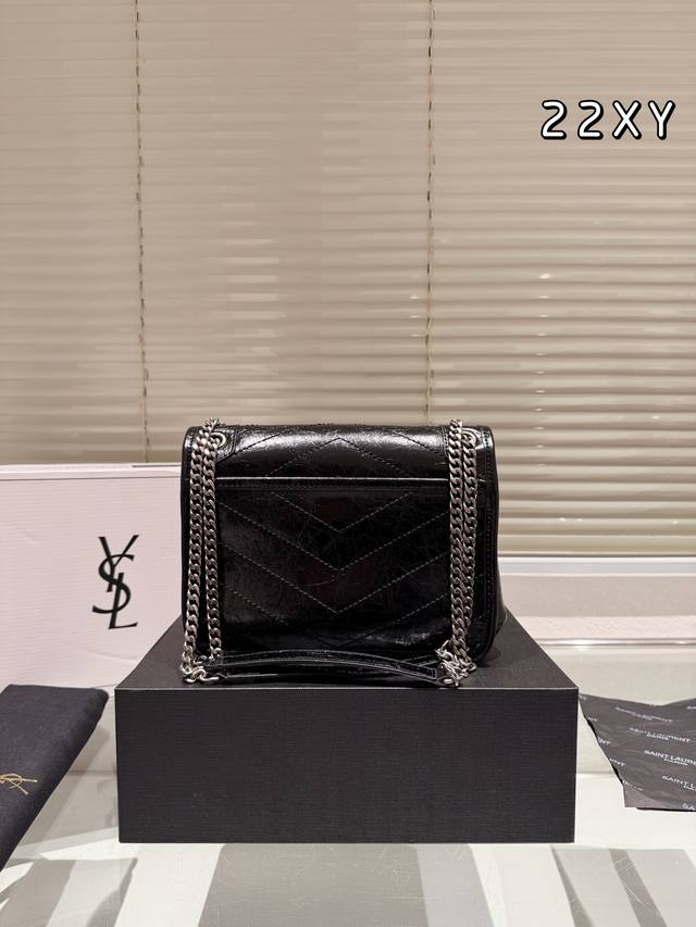 Box size: 22cm Niki is really easy to carry, it looks really nice and unique Ysl Niki leather material soft and sticky texture cowhide! cowhide! Ysl is made of cowhide both inside and outside