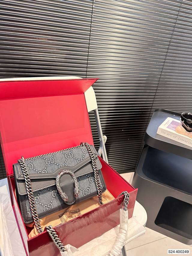 Paired with a folding box, Gucci's new cool denim wine god has just arrived this season. The new products are very classic and retro! The texture and color of denim with double G jacquard denim fabric The color is very nice! Size: 25 15 Item Number: