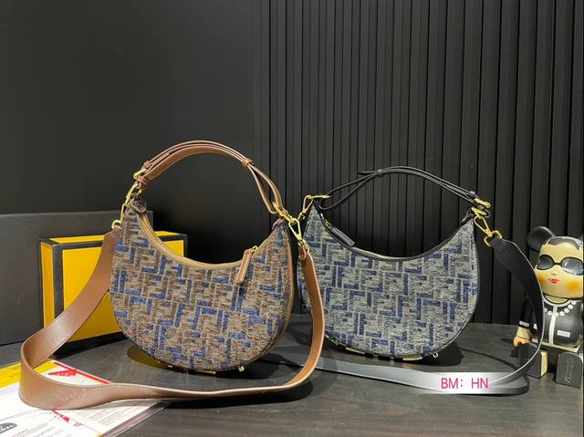 The logo metal design at the bottom of the Fendi half moon bag armpit bag with folding box is really amazing. It's high-end, full and not boring! Size: Large 28 16: